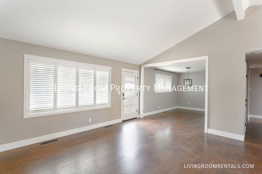 2040 Sw Huntington Ave - Photo 2 of 15