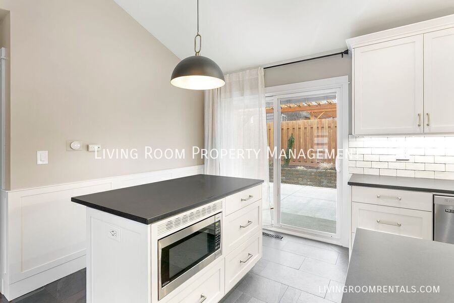 2040 Sw Huntington Ave - Photo 4 of 15