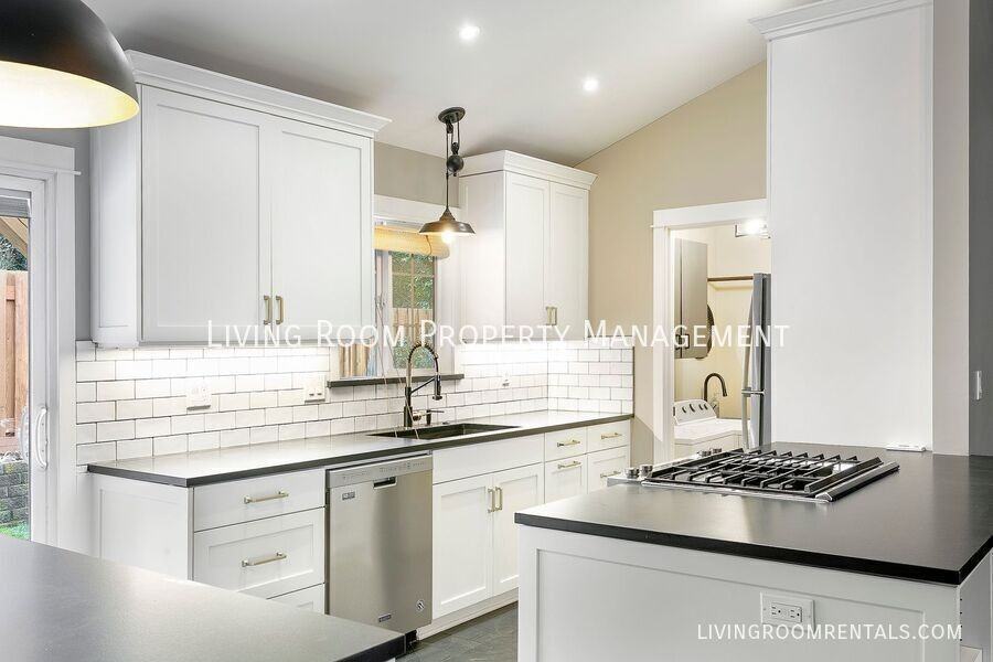2040 Sw Huntington Ave - Photo 5 of 15