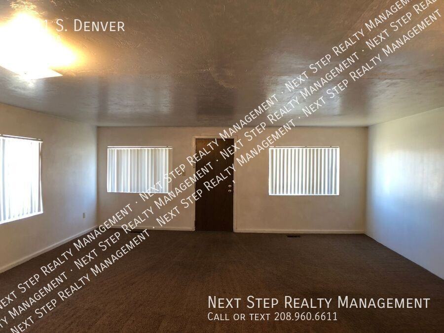1301 S Denver Ave - Photo 3 of 12
