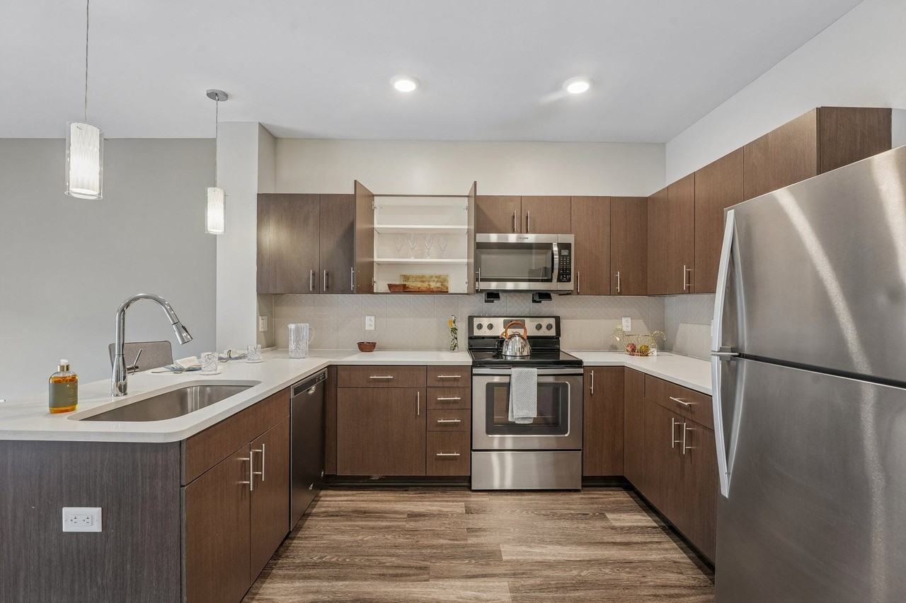 Cosmopolitan Apartments - Photo 7 of 47