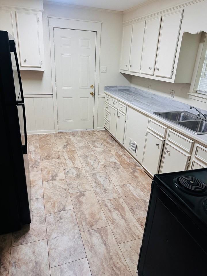 3145 Woodview Dr - Photo 5 of 34