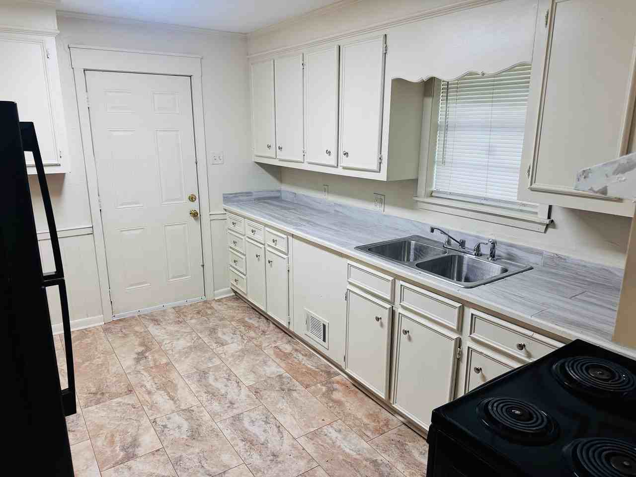 3145 Woodview Dr - Photo 6 of 34