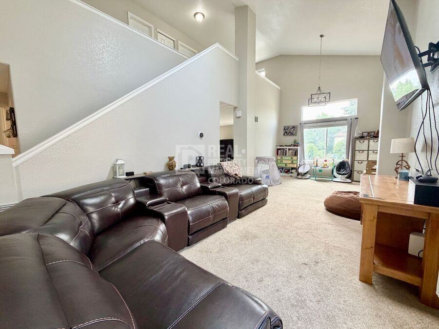 2229 Hyacinth Rd - Photo 4 of 20