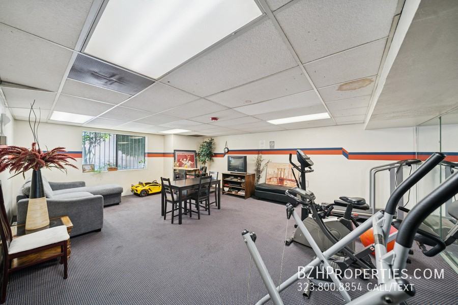 1519 N Martel Ave #201 - Photo 7 of 8