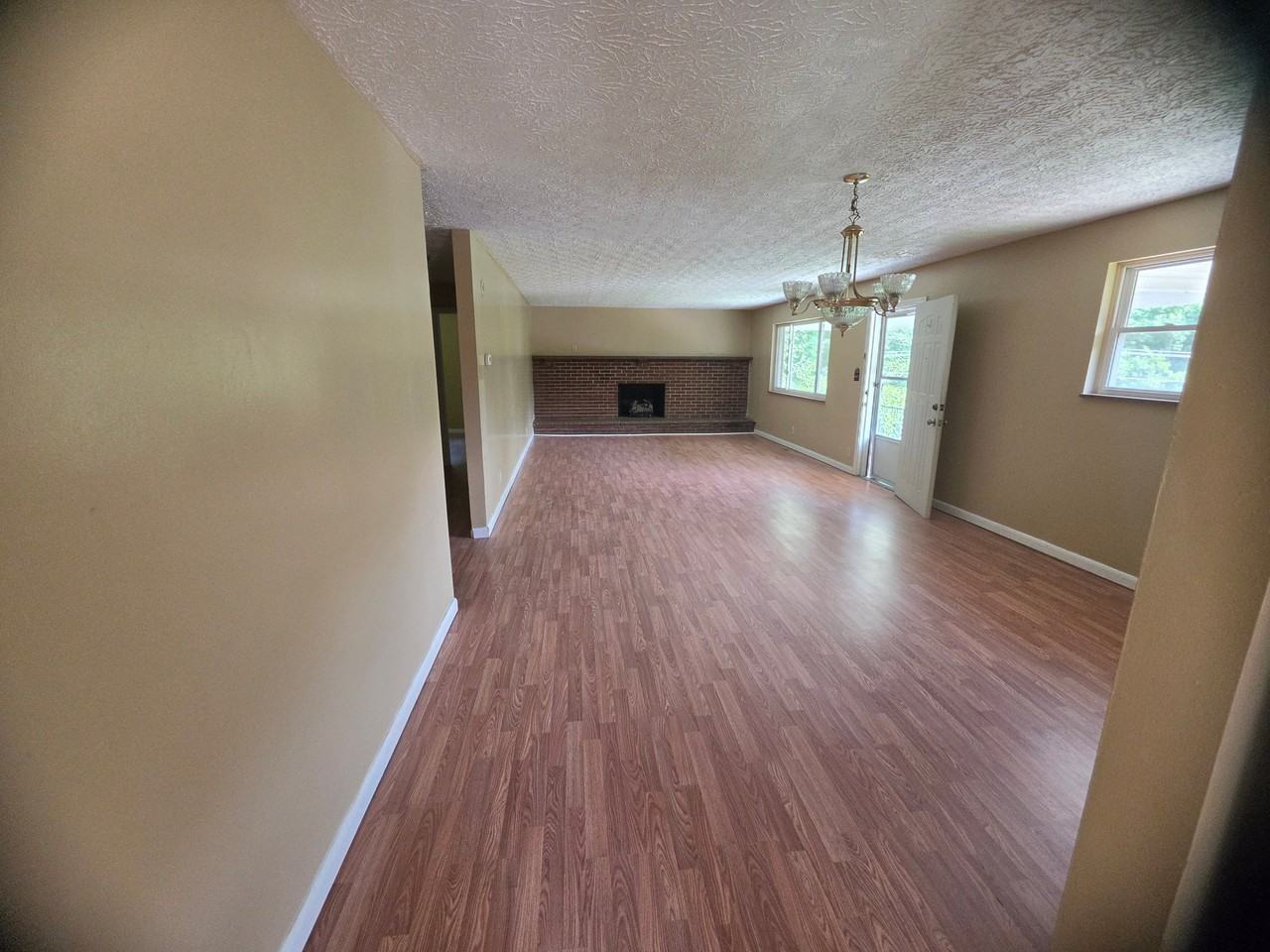 1018 Willow Dr - Photo 2 of 9