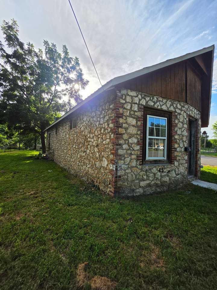 1021 N Vinita Ave - Photo 2 of 6