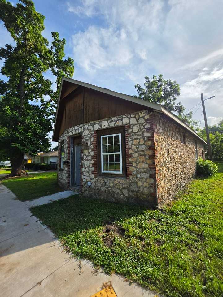 1021 N Vinita Ave - Photo 3 of 6