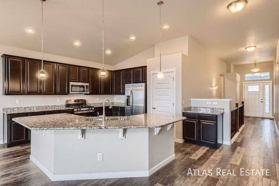 1841 Holloway Dr - Photo 4 of 16