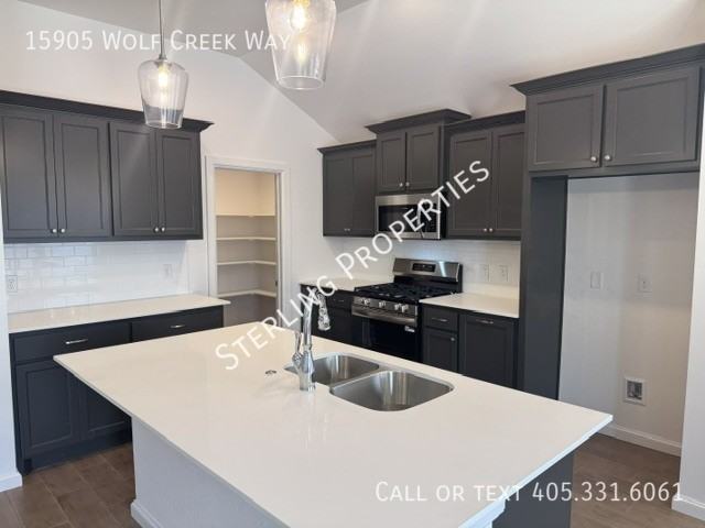15905 Wolf Creek Way - Photo 7 of 32