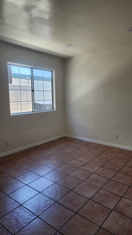 5024 Santa Ana St - Photo 4 of 6