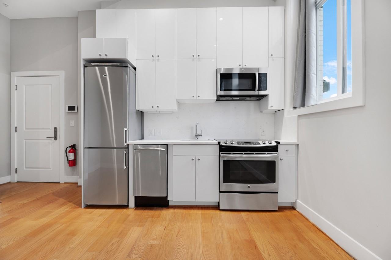 1211 G St Se #5 - Photo 4 of 9