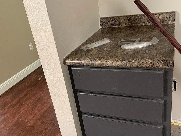 807 Phoenix Sq - Photo 3 of 14