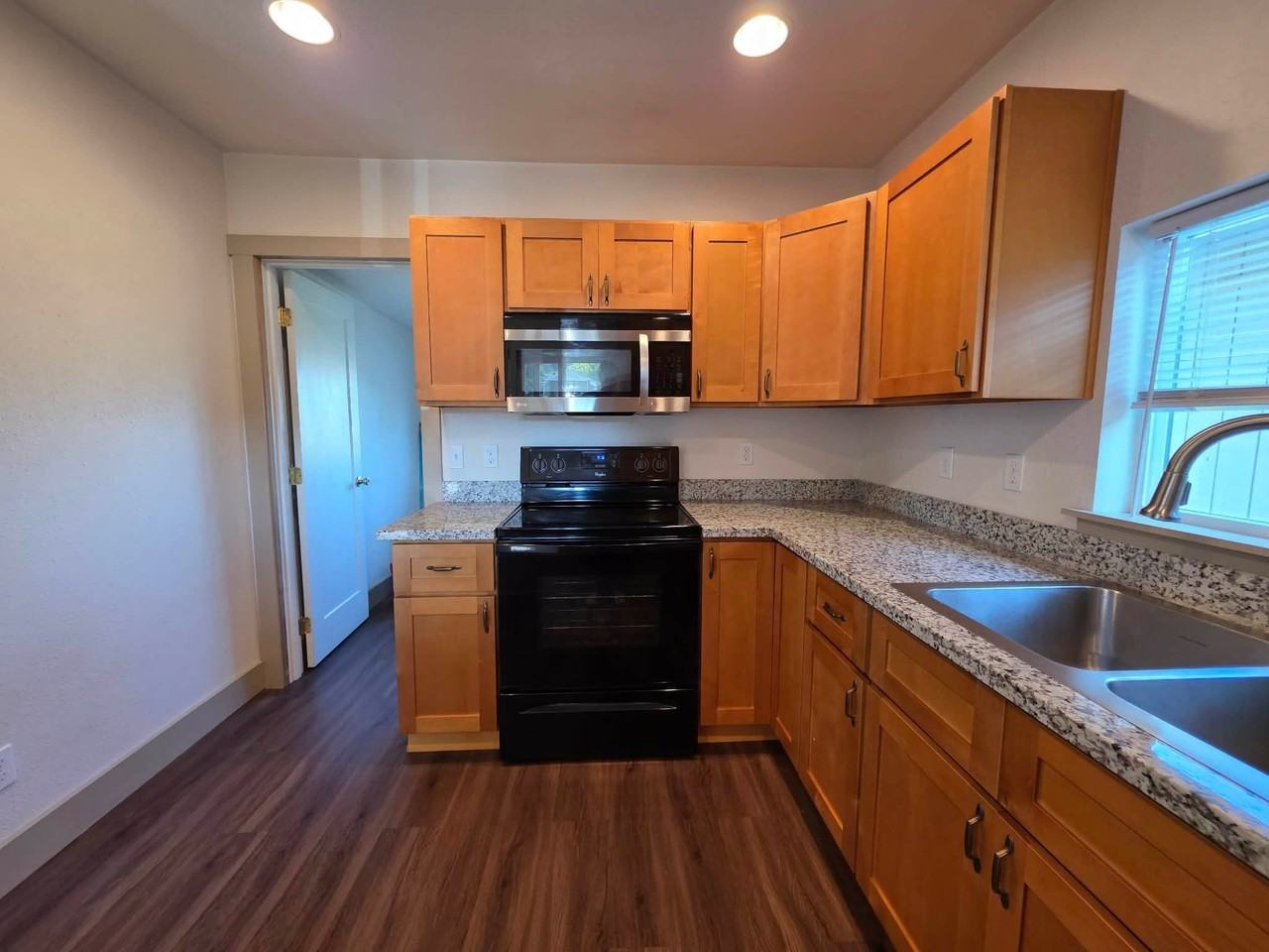 1943 Broadway Ave - Photo 3 of 14