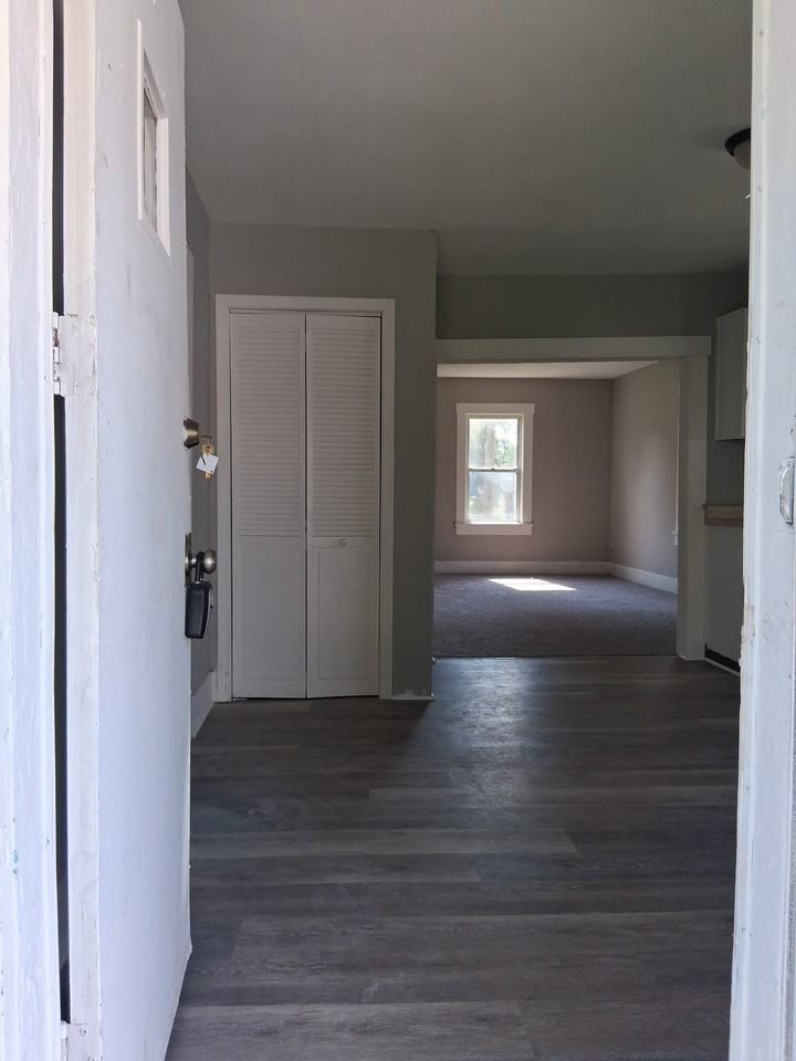 1180 N Summit Ave - Photo 3 of 20