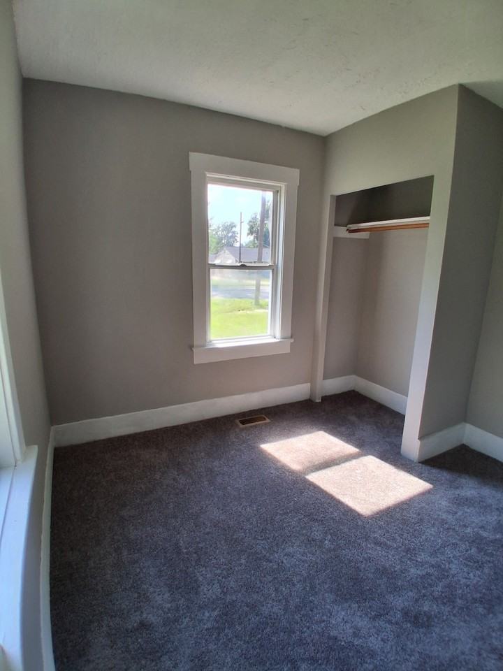 1180 N Summit Ave - Photo 4 of 20