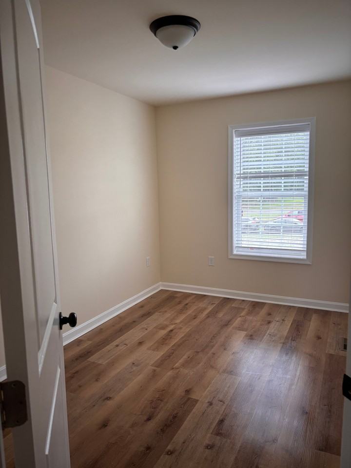 105 Rojan Rd - Photo 5 of 17