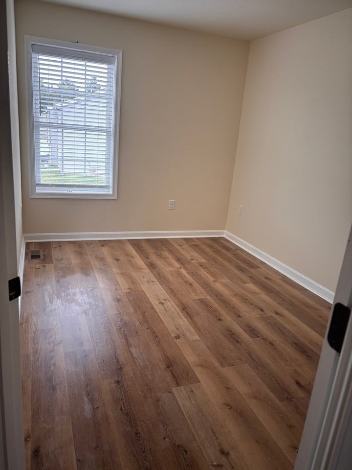 105 Rojan Rd - Photo 6 of 17