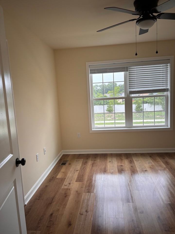 105 Rojan Rd - Photo 7 of 17