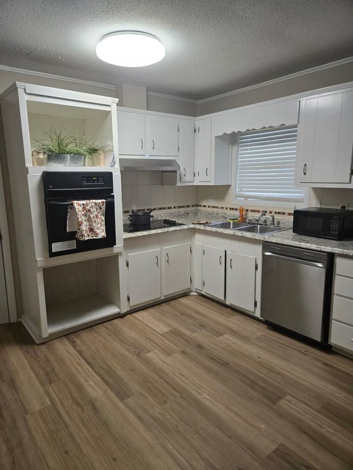 3881 Hilton Ct - Photo 3 of 7