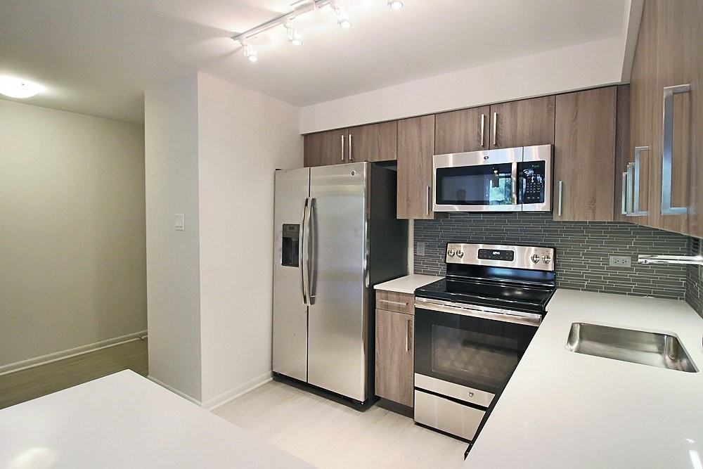 896 S Ashland Ave - Photo 2 of 16