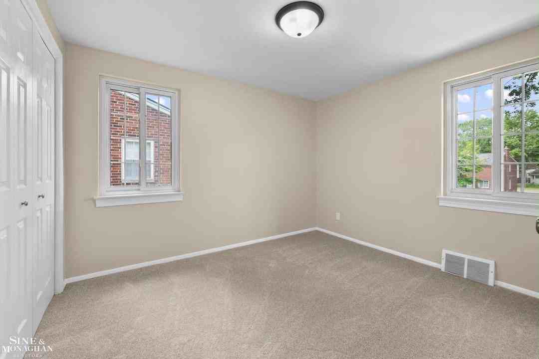 22951 Lee Ct - Photo 2 of 10