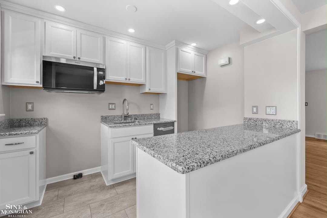 22951 Lee Ct - Photo 3 of 10