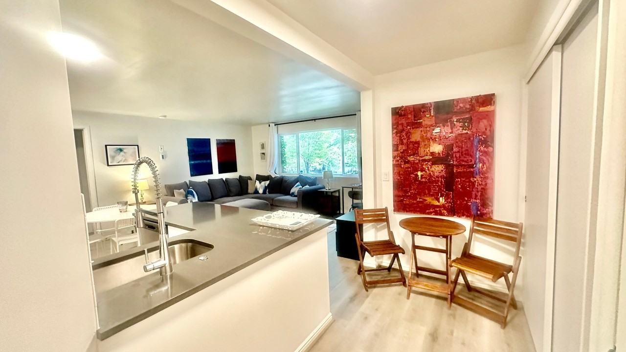 902 E St #B - Photo 5 of 14
