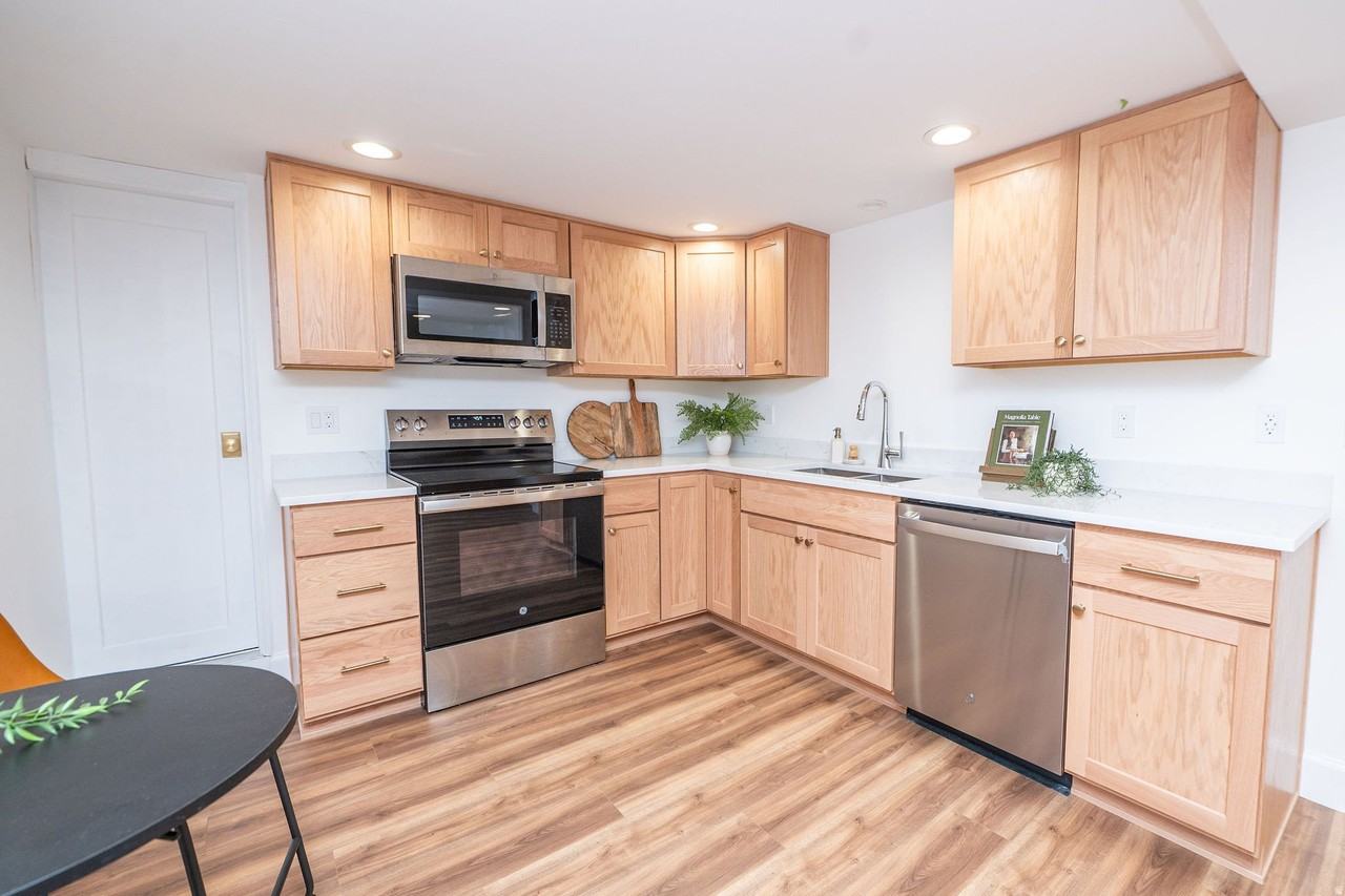 2146 E Browning Ave - Photo 3 of 12