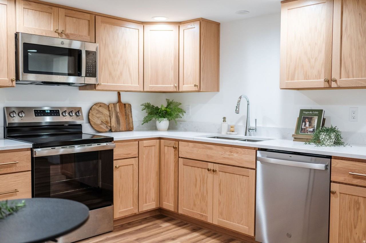 2146 E Browning Ave - Photo 4 of 12