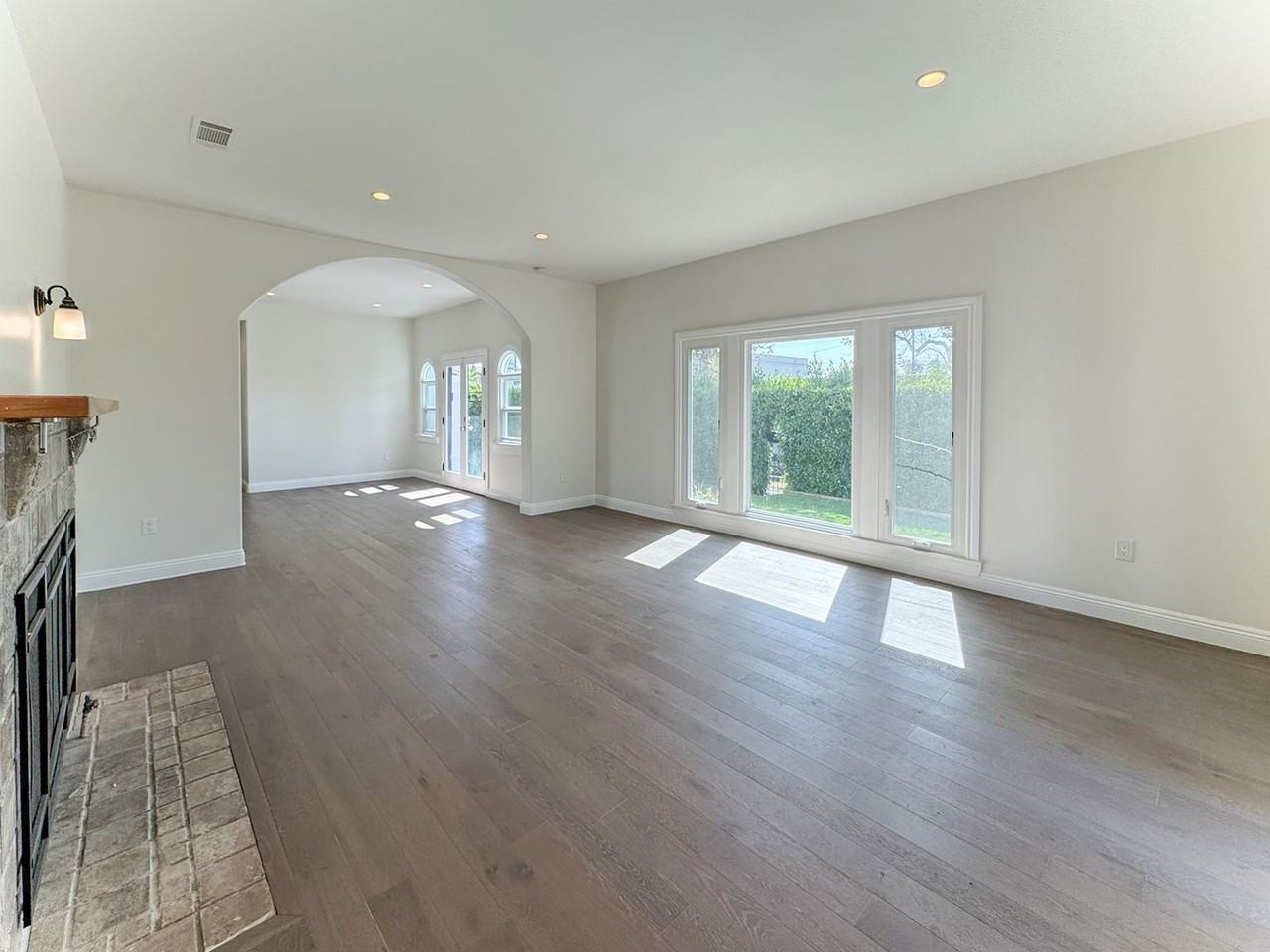 1043 S Plymouth Blvd - Photo 3 of 41