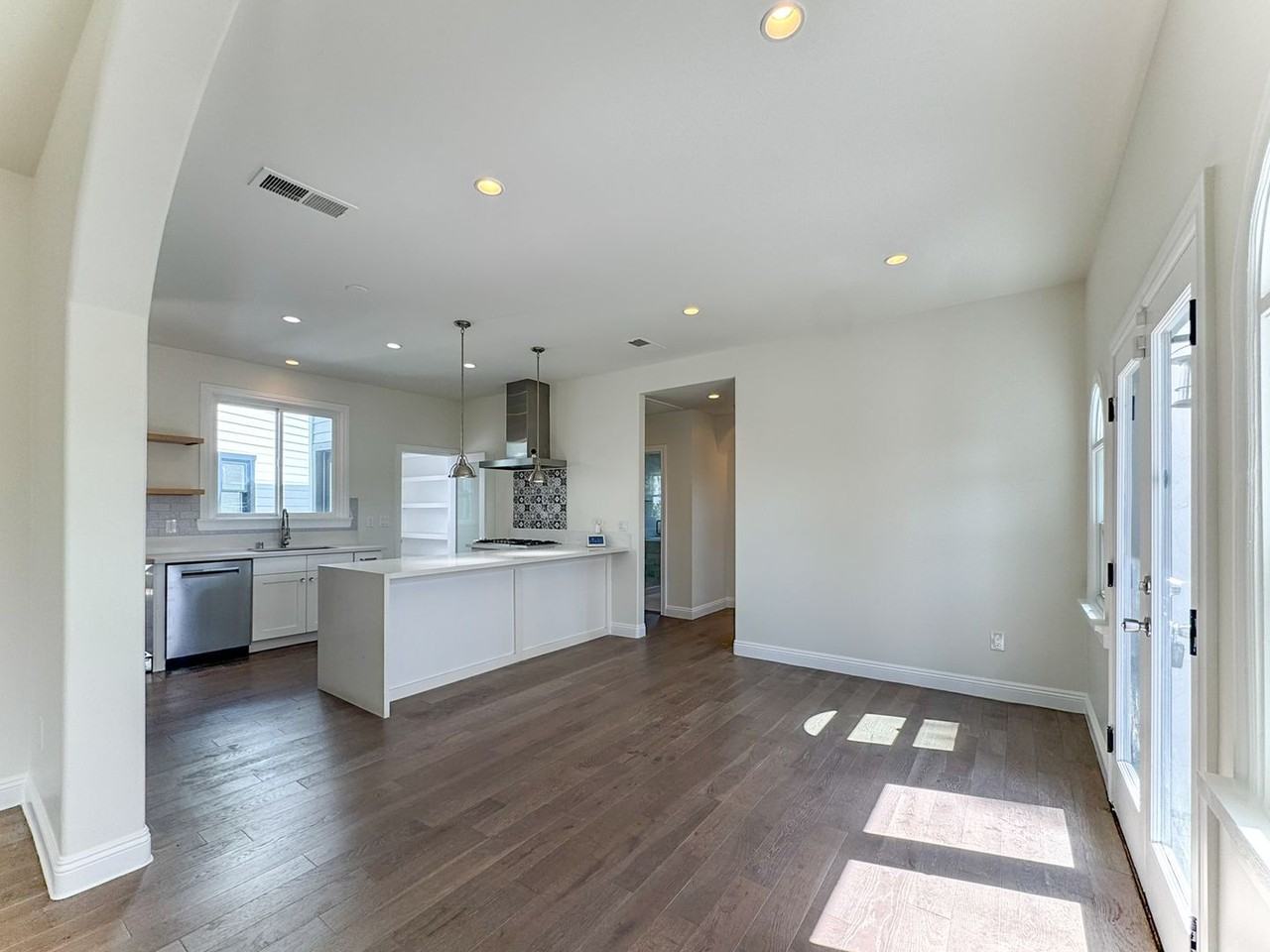 1043 S Plymouth Blvd - Photo 4 of 41