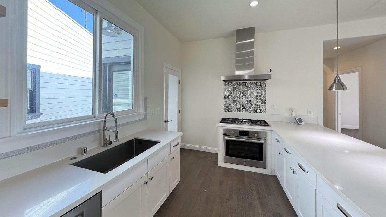 1043 S Plymouth Blvd - Photo 7 of 41