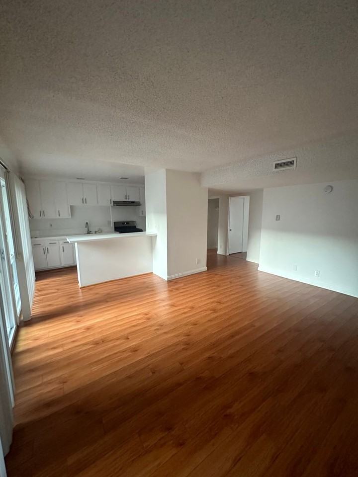 511 N Kenmore - Photo 4 of 14