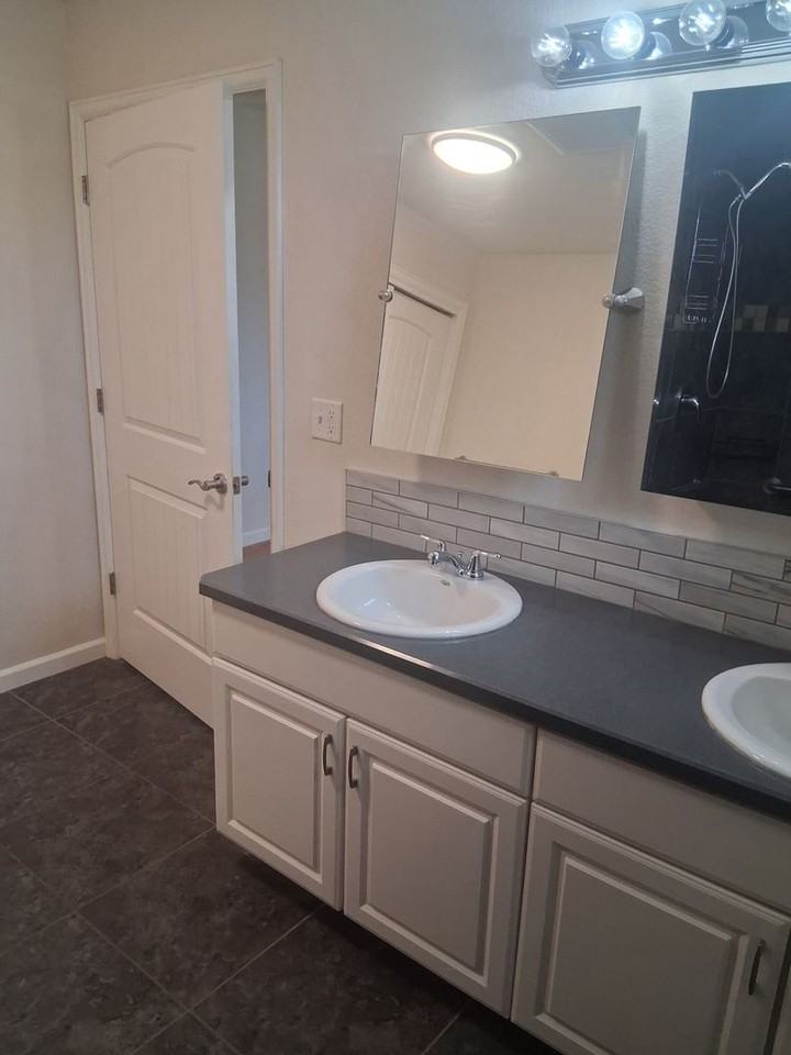 2333 W 19th St - Photo 5 of 9