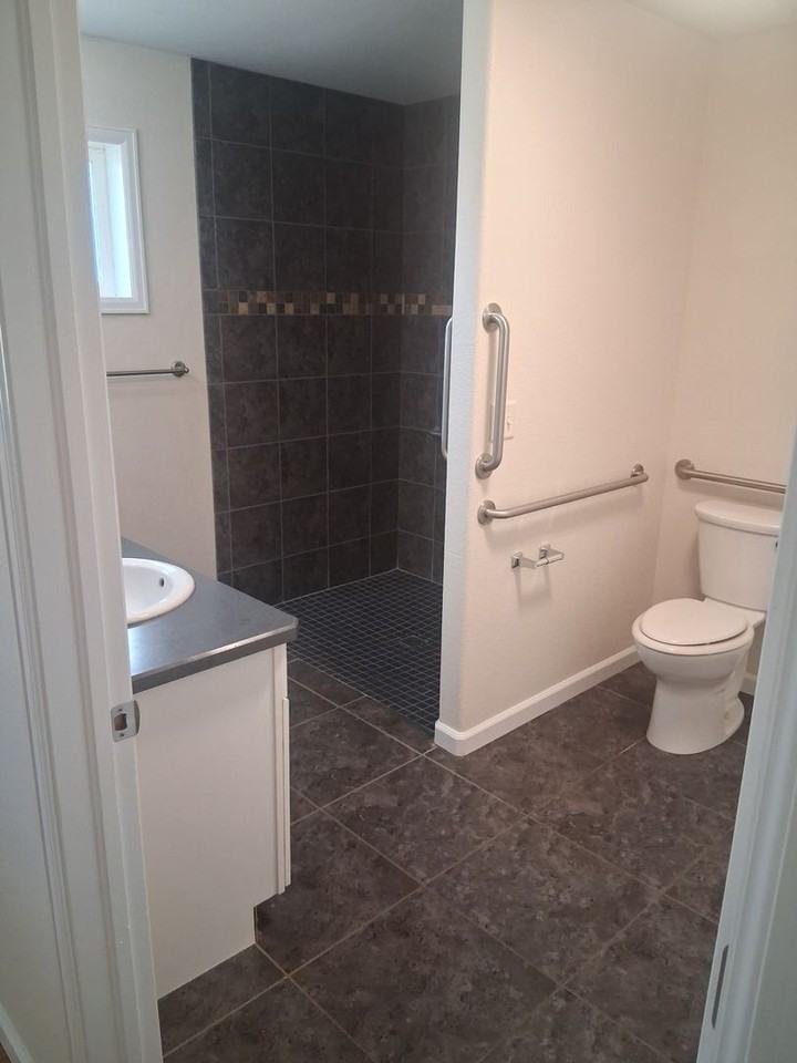 2333 W 19th St - Photo 6 of 9