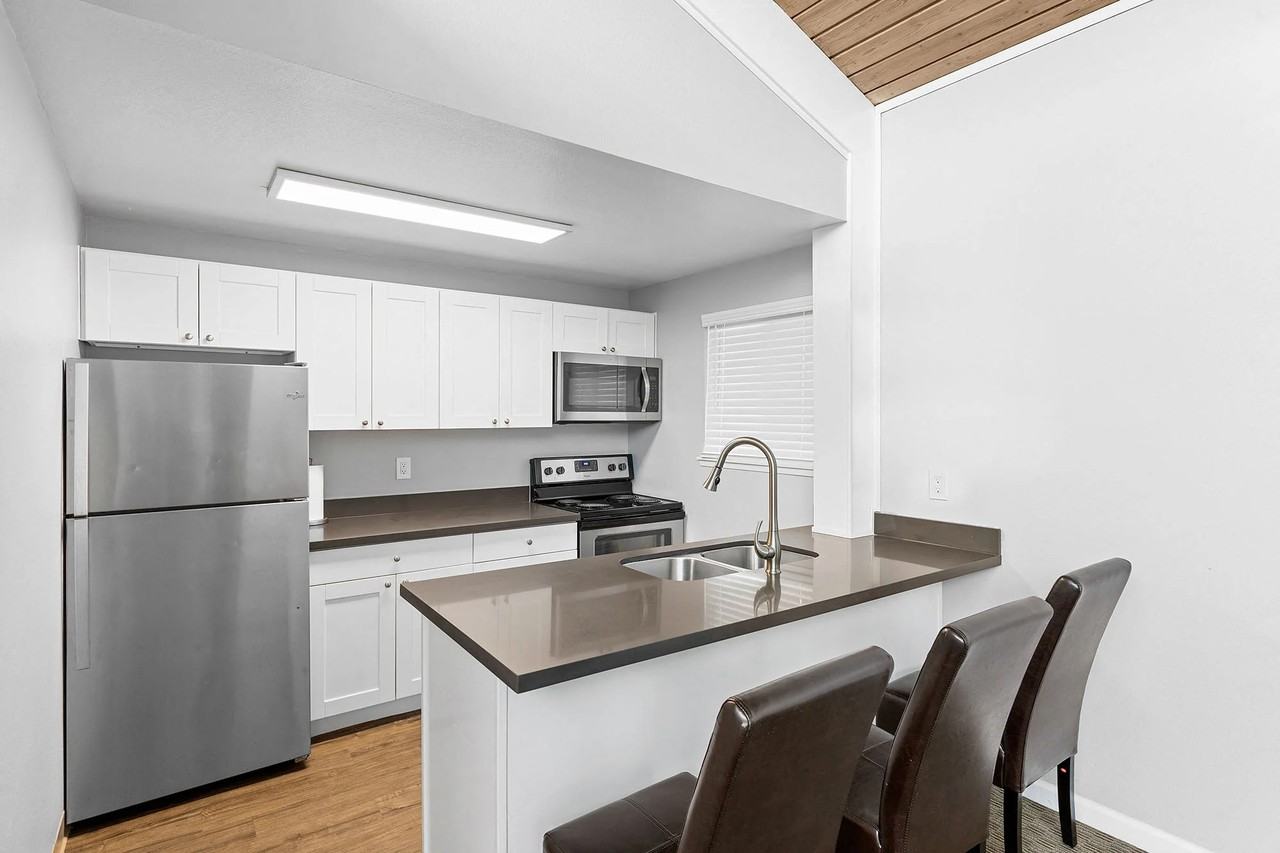 2580 S Meridian #10B - Photo 4 of 23