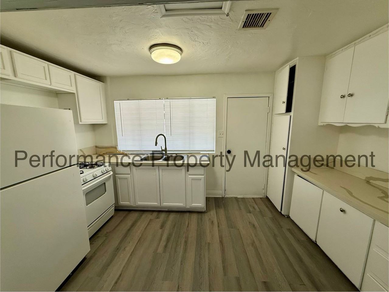 3703 Eucalyptus Dr - Photo 5 of 20