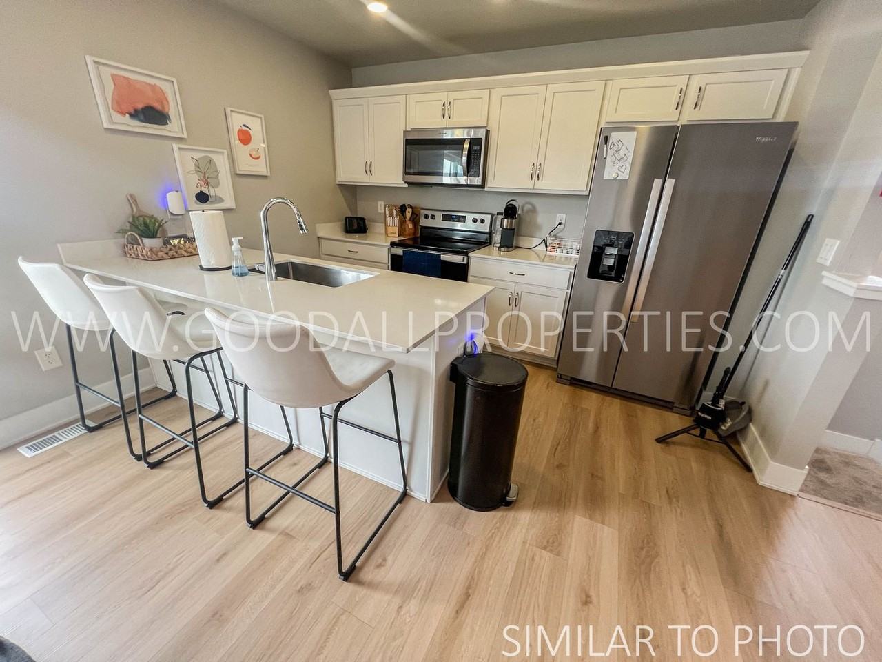 610 Ne Hunter Dr - Photo 2 of 19