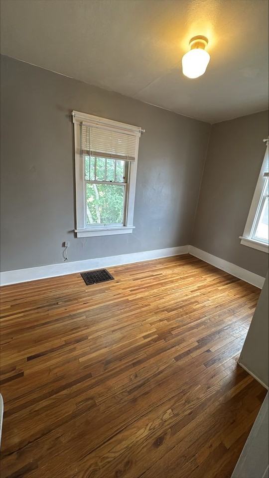 925 22nd St - Photo 3 of 16