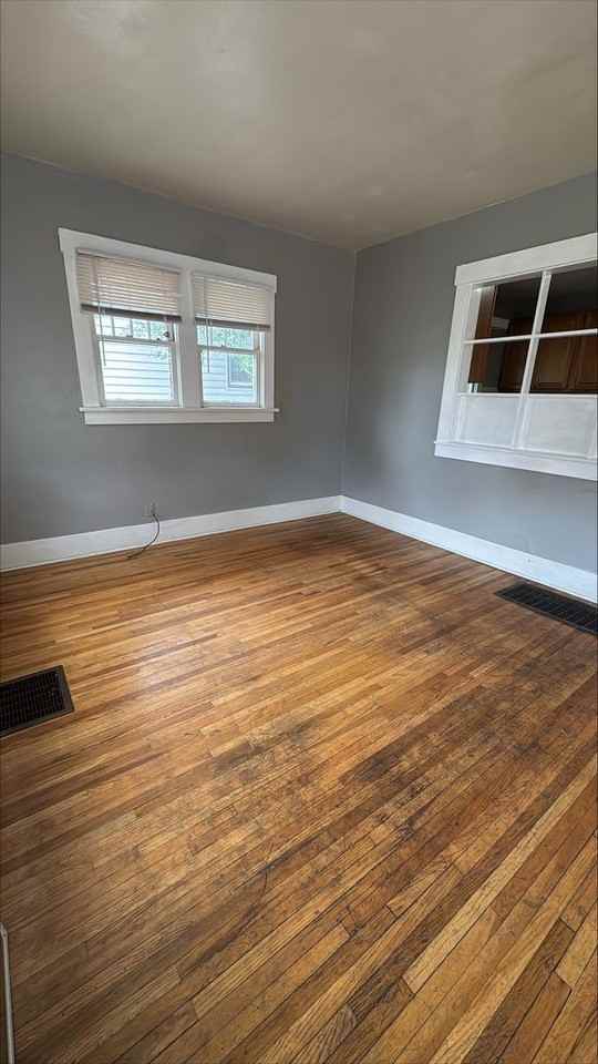 925 22nd St - Photo 4 of 16