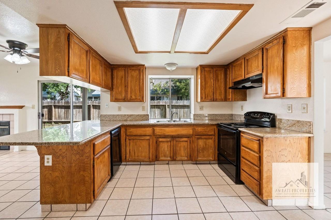2084 E Chennault Ave - Photo 4 of 9