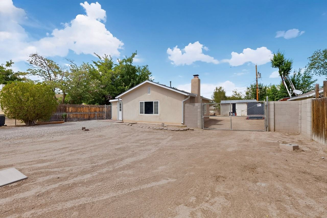 823 San Lorenzo Ave Nw #1 - Photo 3 of 50