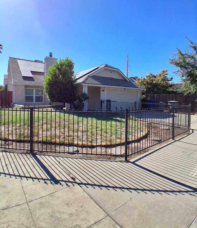 2521 N Selland Ave - Photo 2 of 19