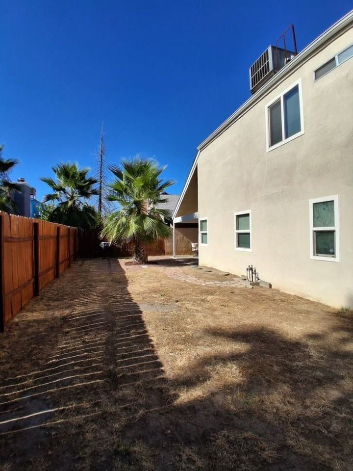 2521 N Selland Ave - Photo 3 of 19