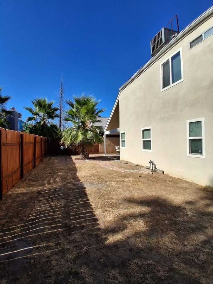 2521 N Selland Ave - Photo 4 of 19