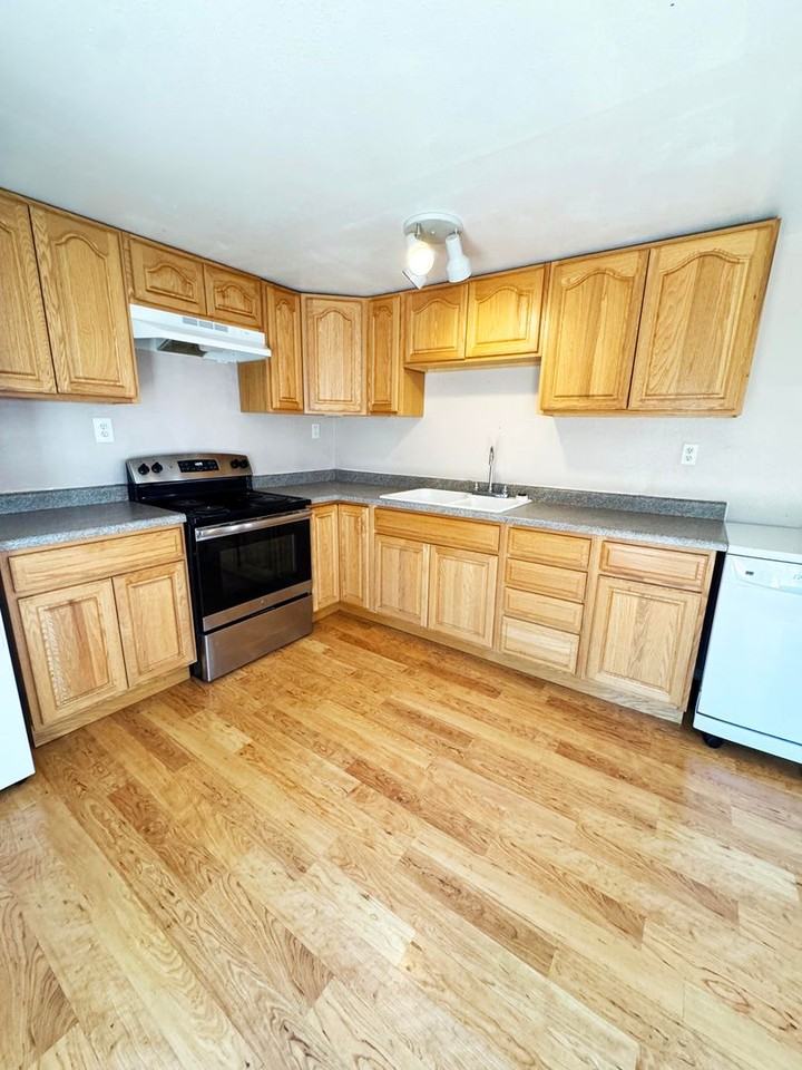 215 W Bell St - Photo 2 of 10