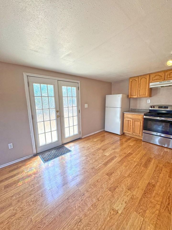215 W Bell St - Photo 3 of 10