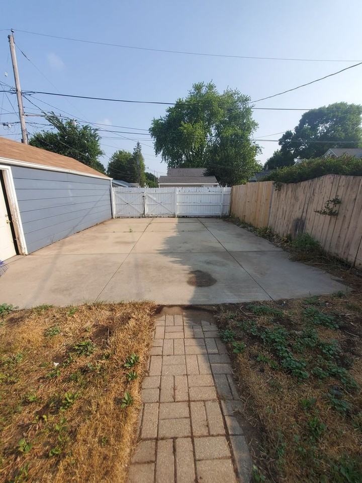 1018 E Wilbur Ave - Photo 2 of 12