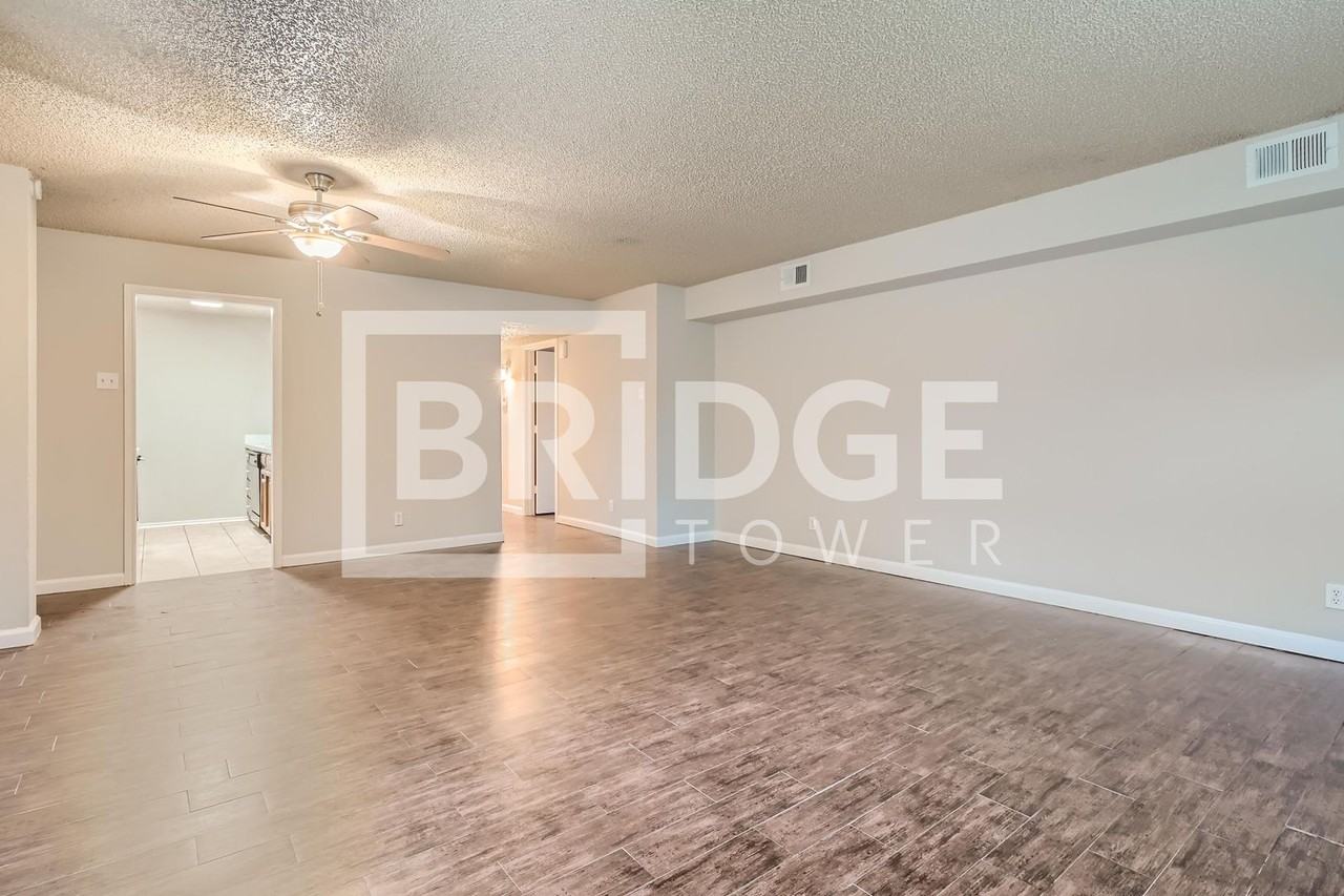 806 Prairie Creek Dr - Photo 2 of 16
